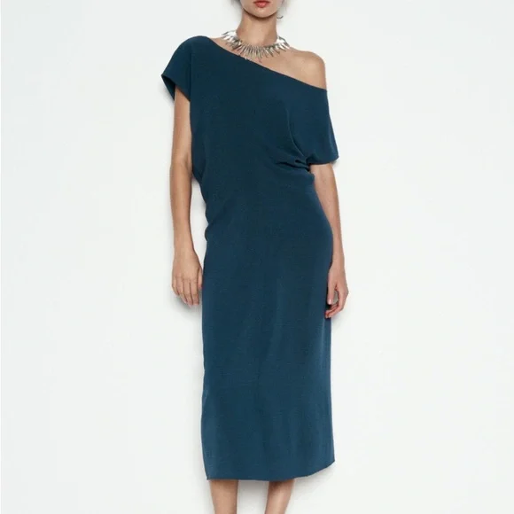 green emerald velvet dress ZARA Formal Dress